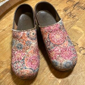 Sanita clog shoe floral stitched 7-1/2- 8